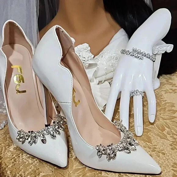 Starburst is a unique one-of-a-kind 6 pc tiara and ensemble - Picture 4 of 11